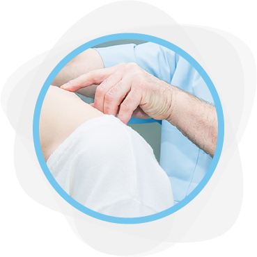 quiropractico encontrando el punto a tratar en las cervicales de un paciente