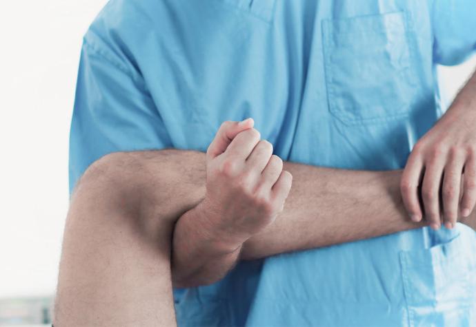 quiropractico eliminando el dolor de rodilla de un paciente