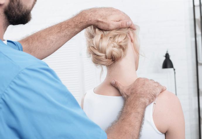 Realización de un ajuste quiropráctico